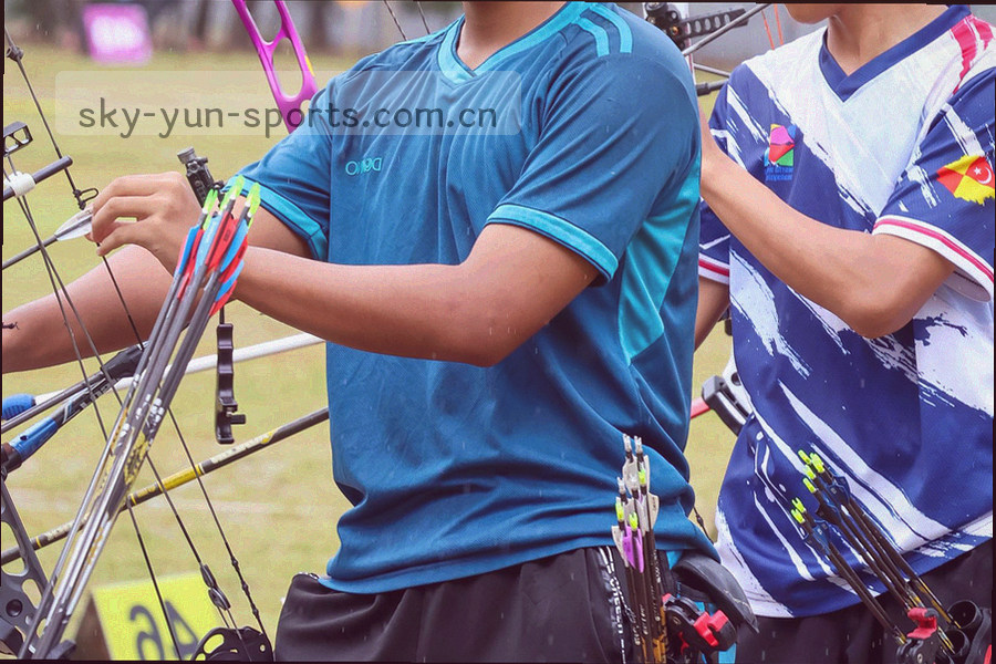 俯拍战术板与手写阵容卡，磁贴与纸条错落排布
